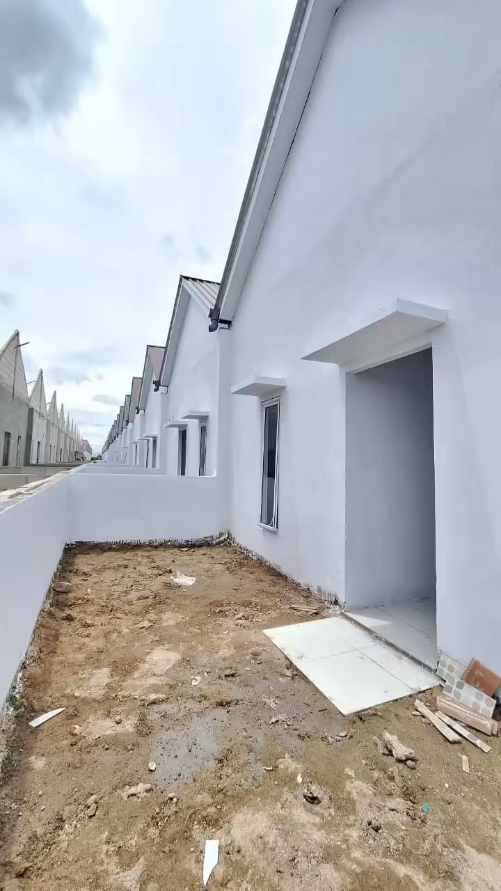 Halaman Belakang Luas dengan Tembok Pembatas