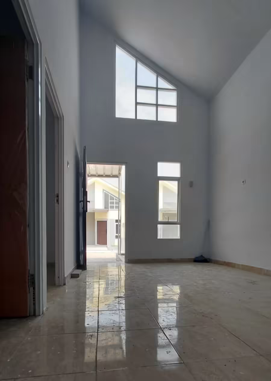 Interior High Ceiling & Jendela Segitiga Atas